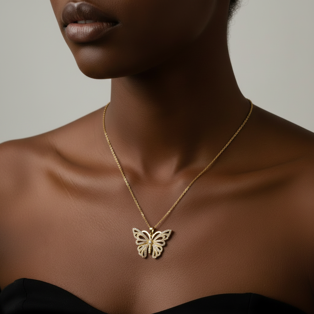 Collar mariposa dorado en cuello