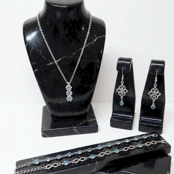 Lote turquesa Gargantilla, pendientes y dos pulseras